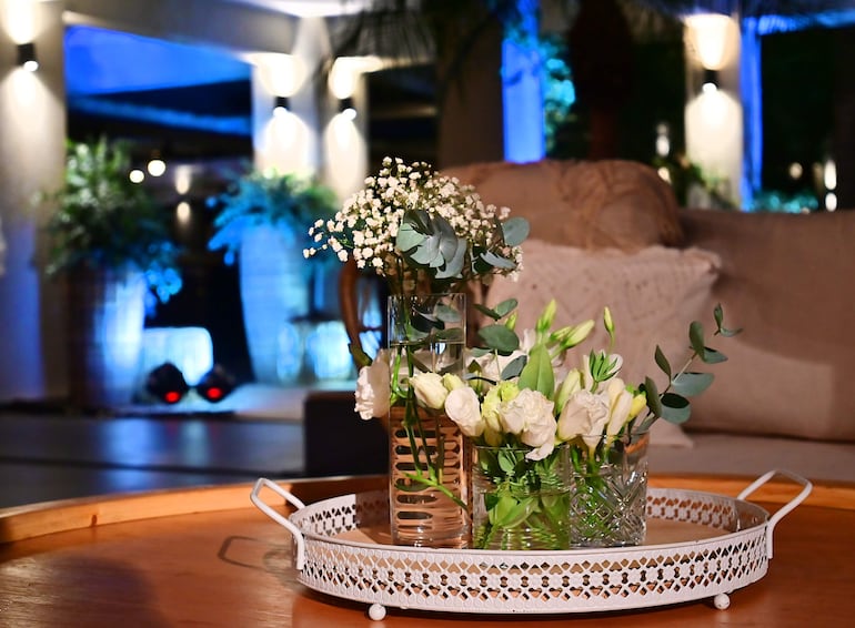 La fiesta fue decorada con arreglos de flores naturales por Karen Dalles.