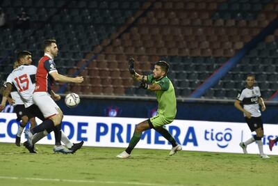 Olveira, intentando detener el gol de Mauro Boselli.