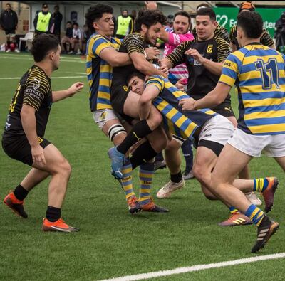 Disputado juego  por la ovalada  entre Curda y Luque. Foto:  @nissenpessolani