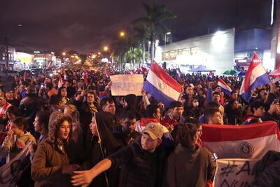 Seguidores del ex candidato presidencial Payo Cubas se reúnen a las afueras de la Agrupación Especializada.