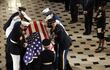 La senadora y candidata a vicepresidenta de Estados Unidos Kamala Harris (D-CA) observa el ataúd envuelto en una bandera, en el que yace la jueza de la Corte Suprema Ruth Bader Ginsburg, en el capitolio.