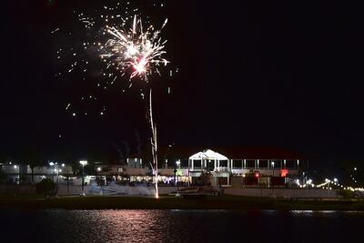 Espectáculo de fuegos artificiales por los 120 años del Club Mbiguá.