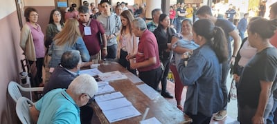 Momento donde ocurrió el primer incidente en la ciudad de San Juan Bautista, Misiones, en uno de los locales de votación.