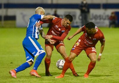 Núñez fue autor de un doblete que le permitió a su equipo sumar un punto sobre el final.