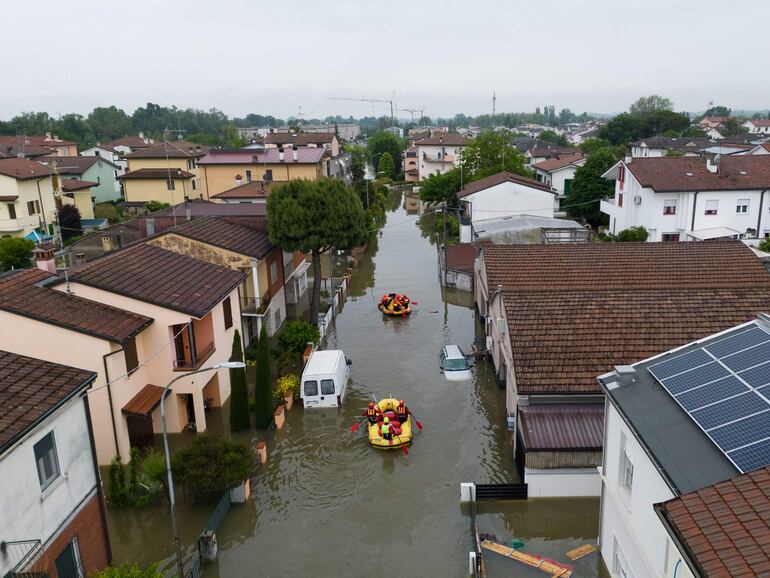 Vista aérea de los equipos de rescate de los bomberos italianos buscando personas atrapadas en sus casas en Lugo, Italia.
