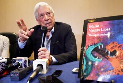 Mario Vargas Llosa, 83 años, presentó su nuevo libro “Tiempos recios”. Se declaró perplejo ante las protestas en Chile.