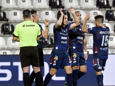 Choque de manos entre goleadores albos en Para Uno. Arrúa se saluda con Franco (15), autor del primer gol, y comparte Gaona.