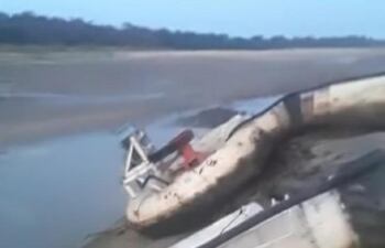 Constatan grave delito ambiental en el río Tebicuary.