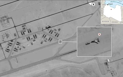Imagen proporcionada por el comando de EE.UU. para África, de una base aérea libia, donde se observa un avión ruso Mig-29.