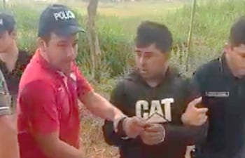 Rafael Bruno Rolón (medio), quien es sindicado de ser uno de los principales sospechosos de asesinar a, Francisco Villalba Cuba (52),