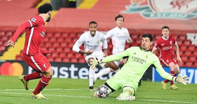 Mohamed Salah falla solo ante Thibaut Courtois. Liverpool no pudo anotar contra el Real Madrid.