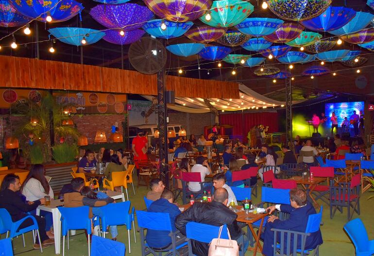 Una importante cantidad de personas acudieron al evento semana de la amistad organizado por comerciantes gastronómicos de Villarrica, respetando el protocolo sanitario.  