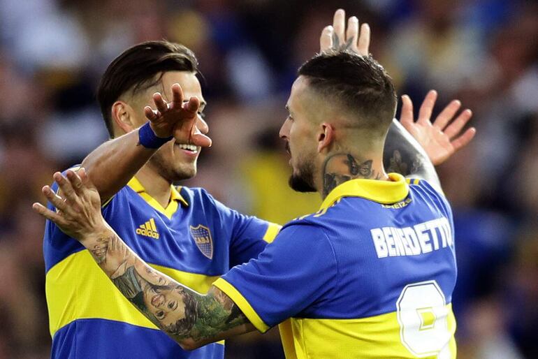 Darío Benedetto (d) celebra su gol ante Aldosivi con el paraguayo Óscar Romero.