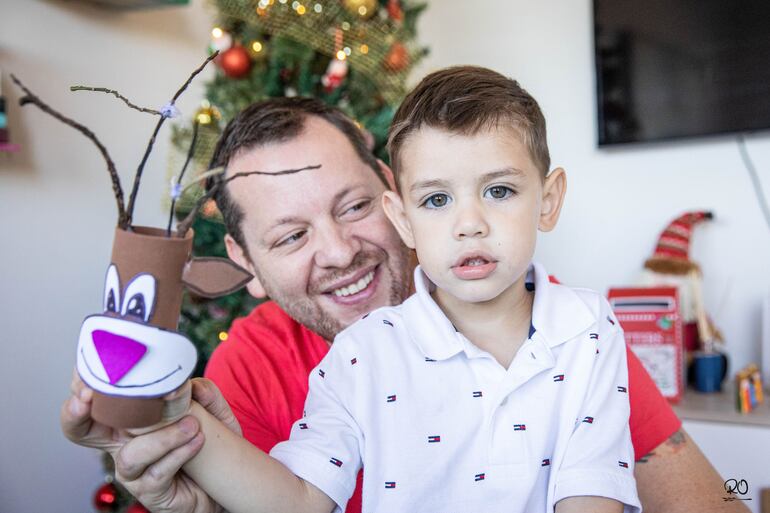 El novio de Denise, Aldo Franco, orgulloso del trabajito de su pequeño Lucas. (Romi Ocampos)
