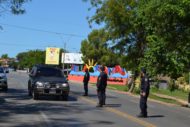 Control de la Policía Nacional en la ruta PY01, a la entrada de Villa Florida.