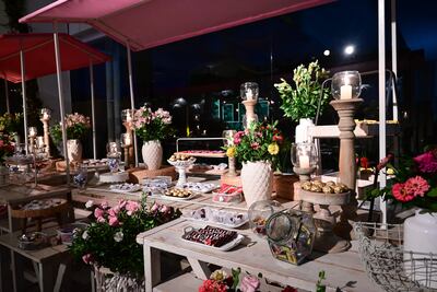 Puesta de mesa y decoración.