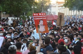 Manifestación frente al Congreso sobre Paraguayo Independiente y 14 de Mayo en la segunda jornada de protestas contra el gobierno de Mario Abdo hoy, 6 de marzo de 2021.