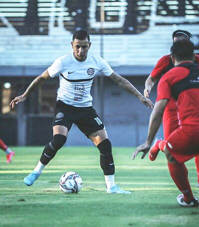 Derlis González domina el balón ante la marca  dos jugadores de “Resi”.