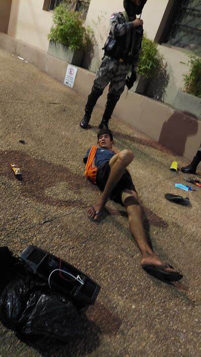 Agentes de Lince junto con el supuesto autor, que vestía un chaleco fosforescente similar a los utilizados por los cuidacoches.