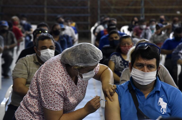 Los rezagados y quienes se inmunizaron con AstraZeneca a partir del 11 de junio, deberán esperar un nuevo calendario de Salud Pública.