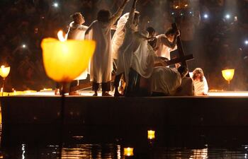 Pasaje bíblico viviente sobre la laguna artificial de La Barraca, una puesta en la que Koki Ruiz y su hija Macarena trabajan en conjunto con la comunidad y voluntarios de otras partes del país.