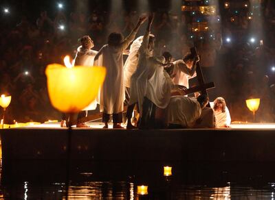 Pasaje bíblico viviente sobre la laguna artificial de La Barraca, una puesta en la que Koki Ruiz y su hija Macarena trabajan en conjunto con la comunidad y voluntarios de otras partes del país.