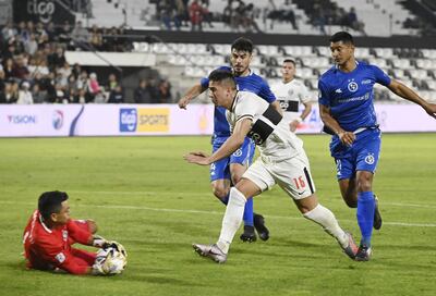 El arquero solense Luis Ojeda se hace de la pelota ante el delantero olimpista Guillermo Paiva.
