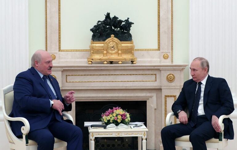 El líder bielorruso Alexander Lukashenko reunido con el presidente ruso Vladimir Putin en Moscú, en marzo.