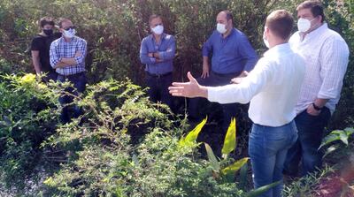 El  director de la Conalaypa, Renato Maas, explica a la comitiva parlamentaria sobre las  geobolsas, que son diques hechos con bolsas arpilleras rellenadas con sedimentos y arena.