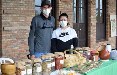 Los jóvenes exhibieron sus productos en la feria de  semillas nativas realizada días atrás.