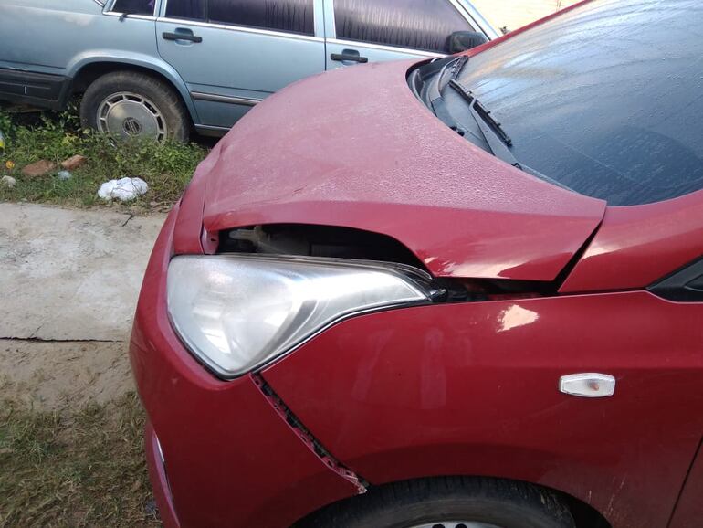 Con severos daños quedó el Hyundai de la pareja.