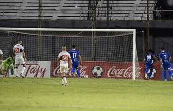Pablo Ayala (30) aprovecha el rebote para marcar el único tanto del partido en Para Uno. Aguilar, Alcaraz y Orzusa sufren.
