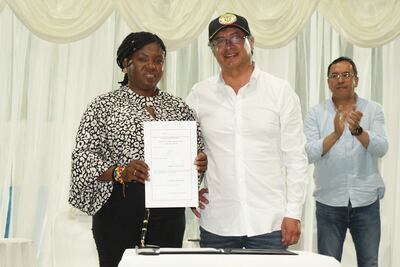 Fotografía cedida hoy por la Presidencia de Colombia que muestra al mandatario Gustavo Petro (d) mientras posa junto a la vicepresidenta de Colombia, Francia Márquez, durante el momento en el que sanciona la ley que crea el ministerio de la Igualdad y la Equidad, en un acto realizado en Istmina, departamento del Chocó (Colombia).
