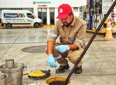 Un funcionario de Petropar verifica el combustible en una de las estaciones de servicios de la petrolera estatal.