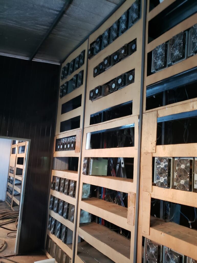 Al momento de la intervención se halló que el supuesto sistema de criptominería fue semidesmantelado. 