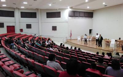 Una de las reuniones de artistas de varios sectores que trabajan en la creación de un Consejo Municipal de Cultura que sea inclusivo.