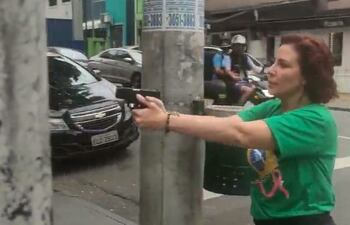 La diputada brasileña Carla Zambelli apuntando una pistola.