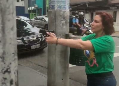 La diputada brasileña Carla Zambelli apuntando una pistola.