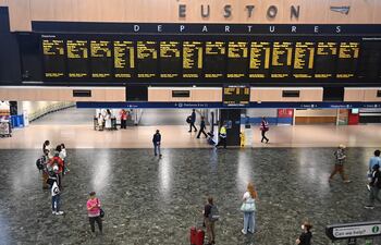 Los viajeros ven un panel de información en la estación de Euston en Londres, Gran Bretaña, el 27 de julio de 2022.