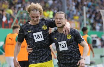 Julian Brandt (i) celebra con un compañero uno de los dos goles que marcó ayer para el Dortmund.