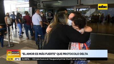 Captura de pantalla del momento del abrazo en la parte externa del aeropuerto Silvio Pettirossi.