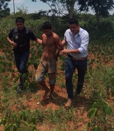 Agentes de Investigaciones de Yuty sacan al detenido de la chacra, donde fue alcanzado y reducido.