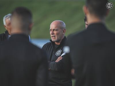Miguel Cardona, el presidente de Olimpia, presente en el último entrenamiento del plantel antes de medir a Peñarol en el Campeón del Siglo por el Grupo G de la Copa Libertadores.