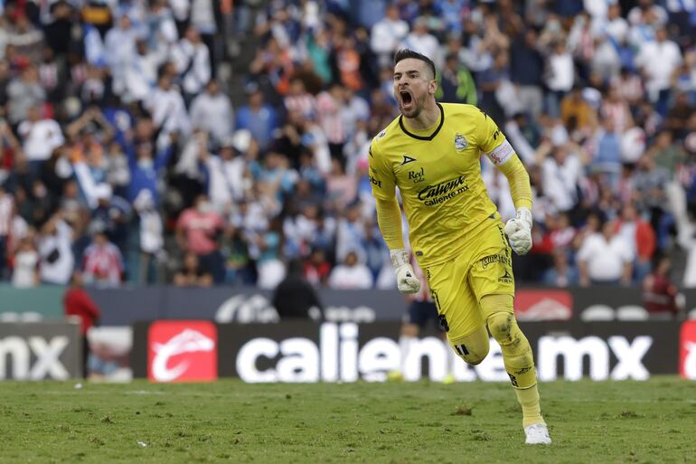 MEX6173. PUEBLA (MÉXICO), 09/10/2022.- El guardameta Antony Silva de Puebla festeja un gol ante el Guadalajara, hoy durante un partido de reclasificación del torneo Apertura 2022 de la Liga MX, en el estadio Cuauhtémoc, en Puebla (México). EFE/ Hilda Ríos
