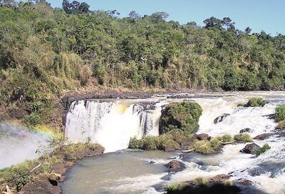 Las cascadas alcanzan la categoría de cataratas, ya que tienen caídas de agua de 40 metros y con importante caudal.