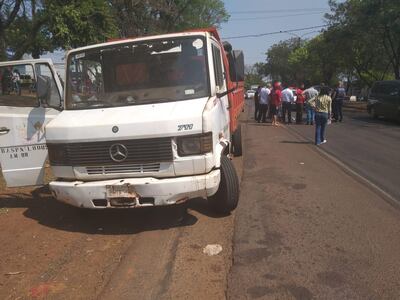 Un camioncito de la Municipalidad de Ciudad del Este estuvo involucrado en el accidente.