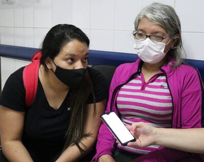 La familia debe costear medicamentos diariamente para el tratamiento del padre.