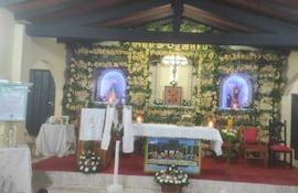 El altar de la capilla Santísima Cruz de Rincón Ñemby adornado con 2.000 chipas.