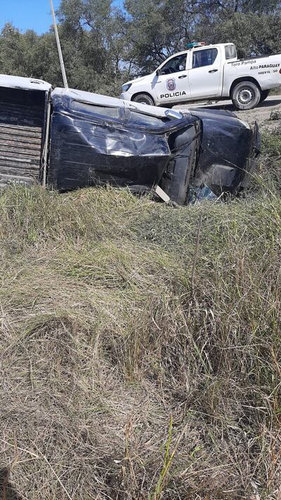 Asi quedo la camioneta en la que viajaban las dos personas que salieron ilesos del percance