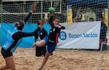 Las de mejor rendimiento, las juveniles del beach handball, quedaron a un paso del mundial al caer contra Uruguay.